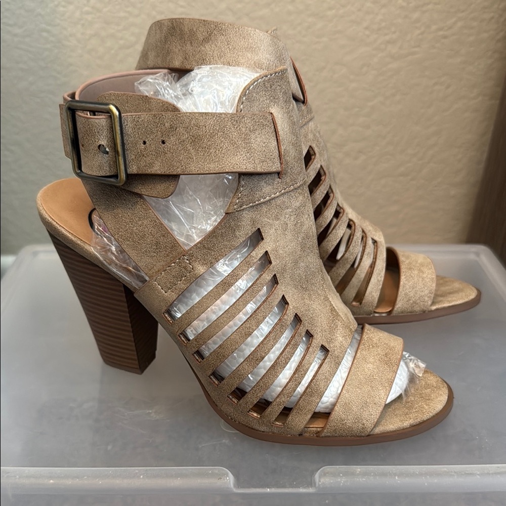 BRAND NEW - NO TAGS - Stylish Tan Heeled Sandals for Women